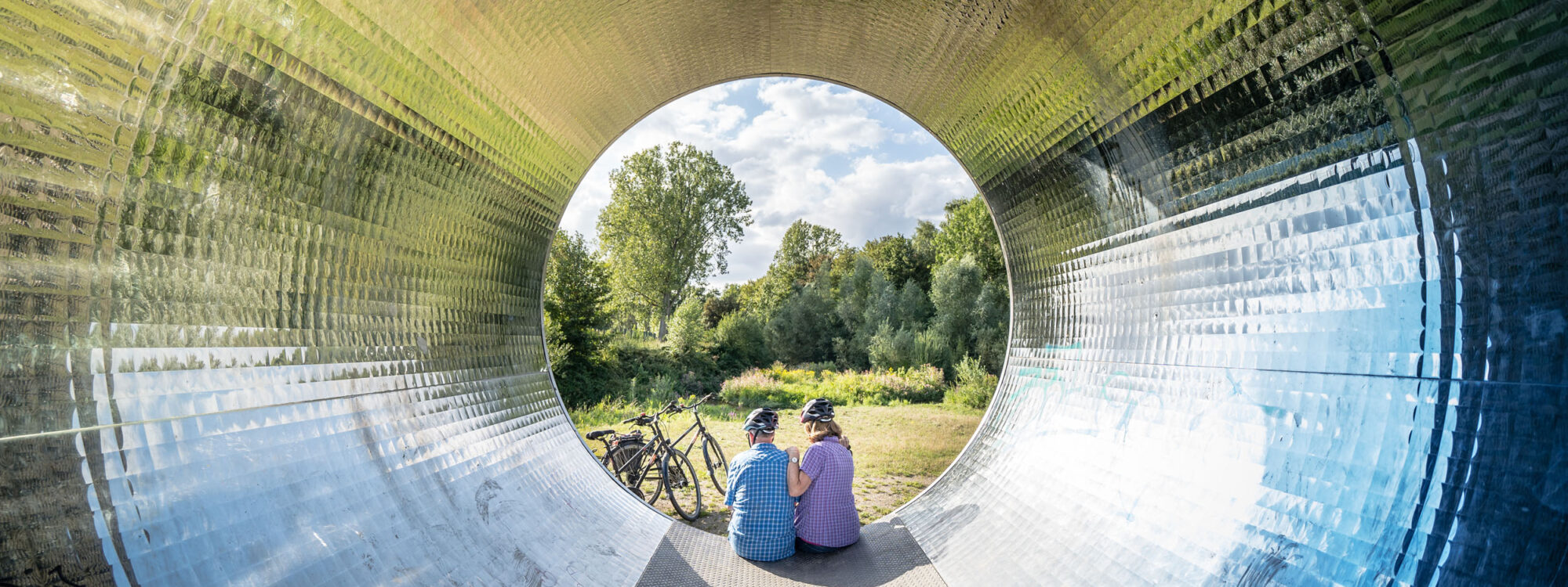 Das Foto zeigt Radfahrende in der Pixelröhre am Sesekeweg in Kamen bei der RevierRoute Zweistromland