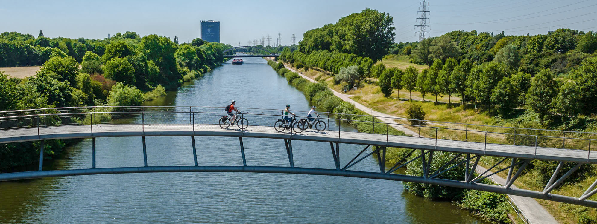 Das Foto zeigt Radfahrende auf der Ripshorster Brücke am Rhein-Herne-Kanal in Oberhausen