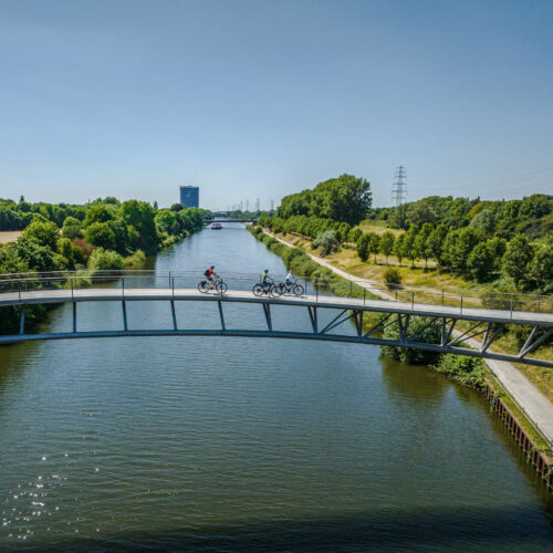 Das Foto zeigt Radfahrende auf der Ripshorster Brücke am Rhein-Herne-Kanal in Oberhausen